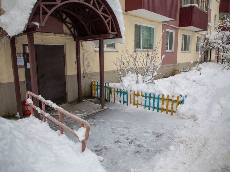 УК Южно-Сахалинска напомнили об обязанностях по расчистке дворов от наледи