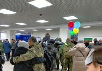 Генеральный директор международного аэропорта «Байкал»‎ столицы Бурятии  Дмитрий Гармаев показал, как родственники и добровольцы встречаются здесь участников специальной военной операции