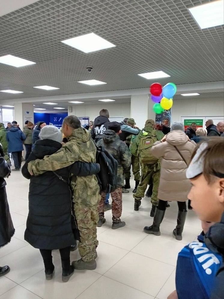 Директор аэропорта Улан-Удэ показал, как здесь встречают бойцов СВО