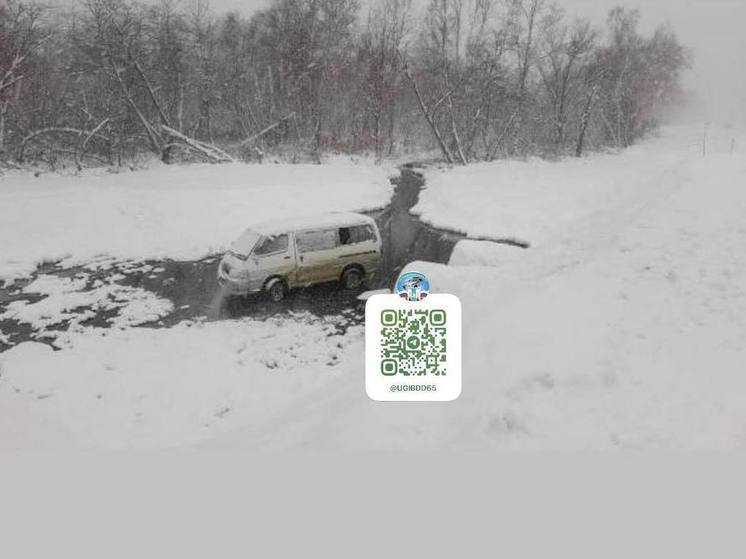 Автомобиль Toyota Hiace улетел в кювет в Тымовском районе