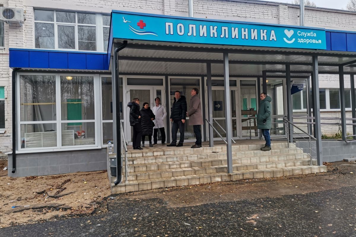 Владимир Балдин совместно с представителями администрации и общественниками оценили ход выполнения работ по ремонту поликлиники