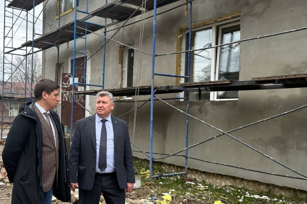 Алексей Анохин совместно с Алексеем Барановым проверили, как идет капитальный ремонт поликлиники Чухломской районной больницы
