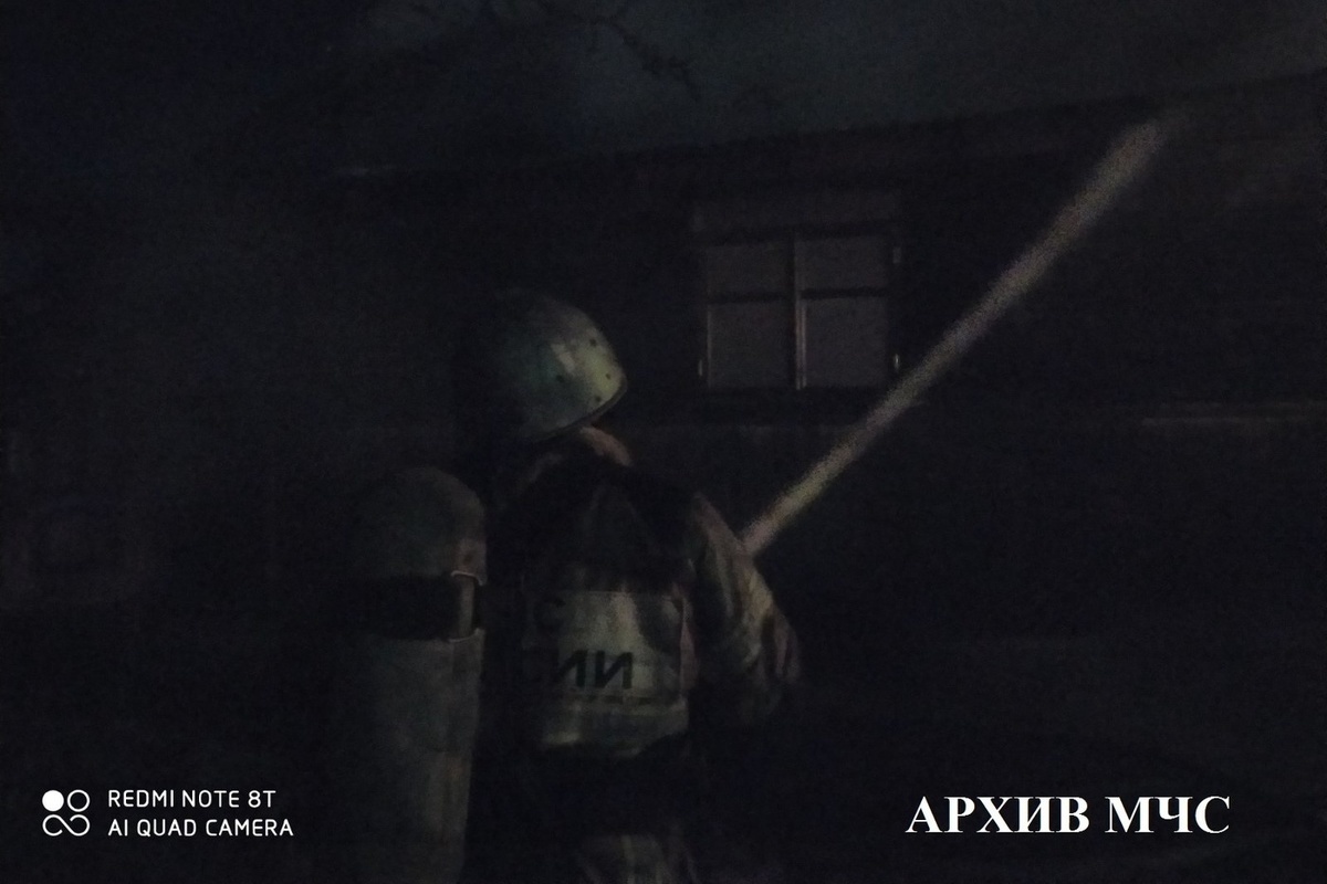 В Костромской области загоревшуюся “заброшку” тушили более пяти часов