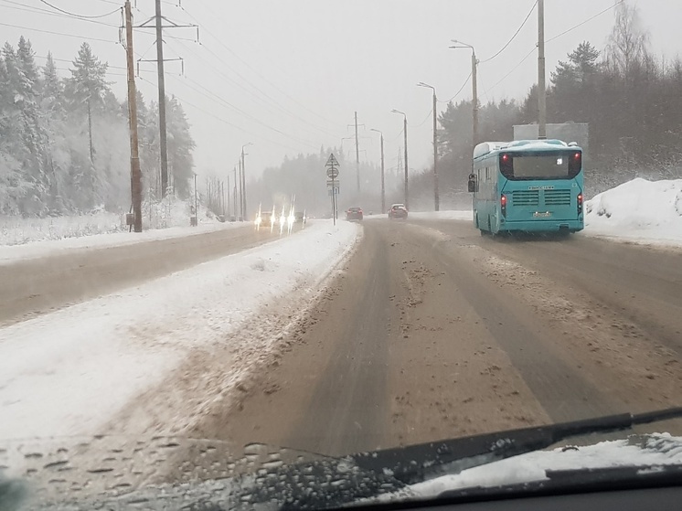 Водители скользят по снежной каше на дорогах Петрозаводска