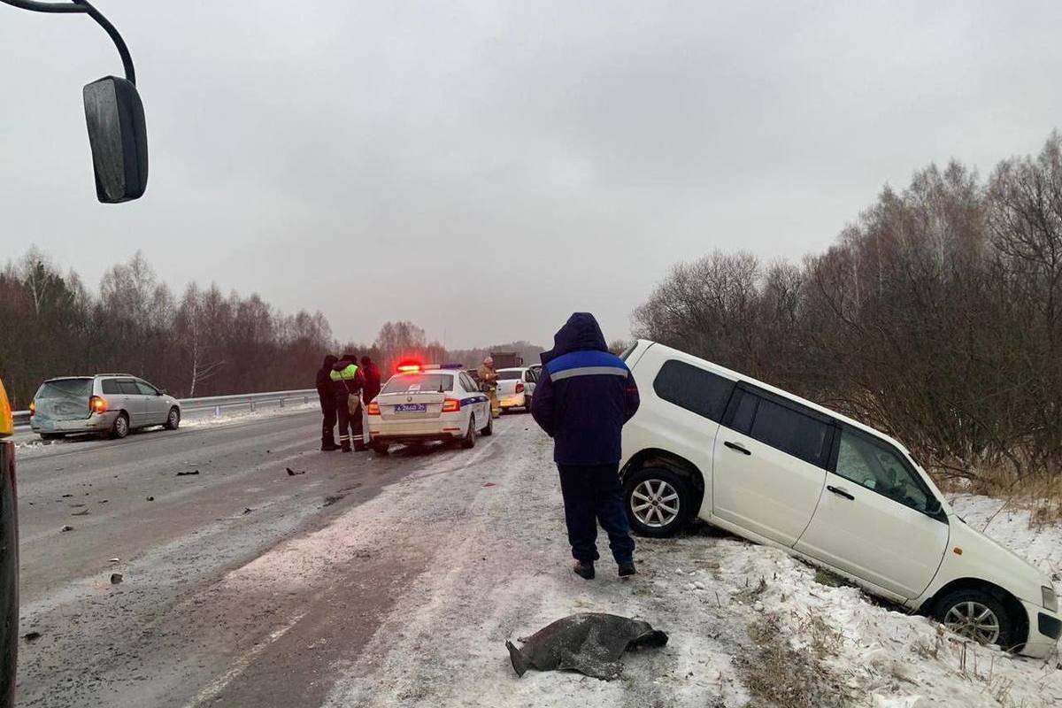 Под Ачинском в Красноярском крае произошло 7 ДТП с 20 автомобилями - МК  Красноярск