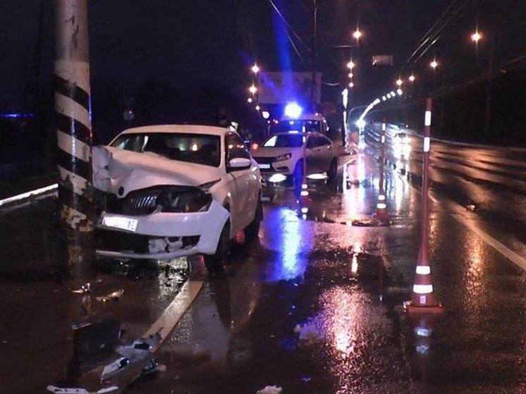 В Пензе Skoda Rapid врезалась в опору фонаря, пассажир погиб