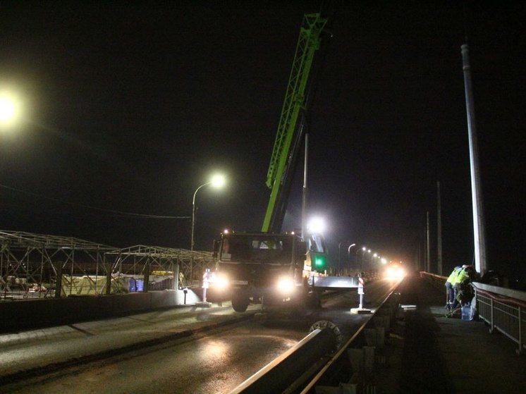 На Ленинградском мосту в Омске установили фонари, но они заработают к февралю