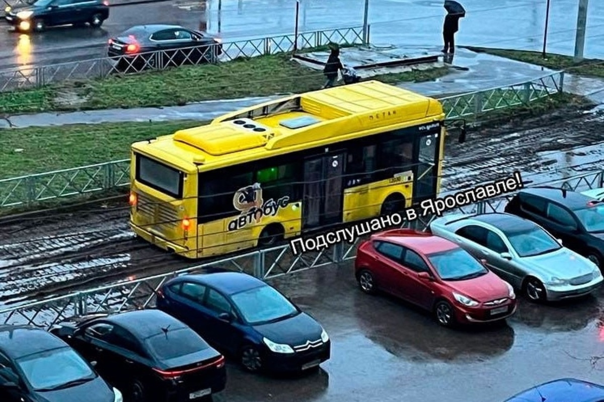 В Ярославле желтый автобус застрял в «трамвайном русле» - МК Ярославль