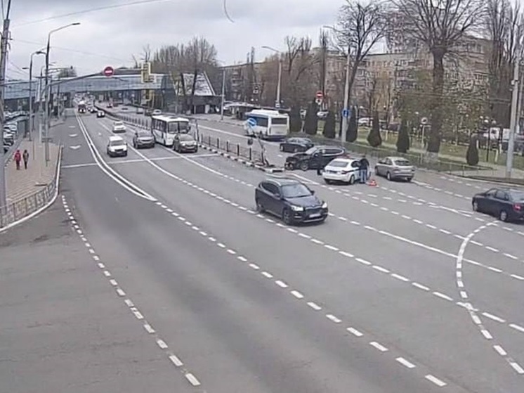 В районе «МегаГринна» в Белгороде перекрыли две полосы движения из-за ДТП