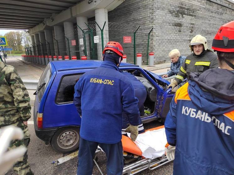 В Тимашевском районе спасатели помогли пострадавшей в аварии