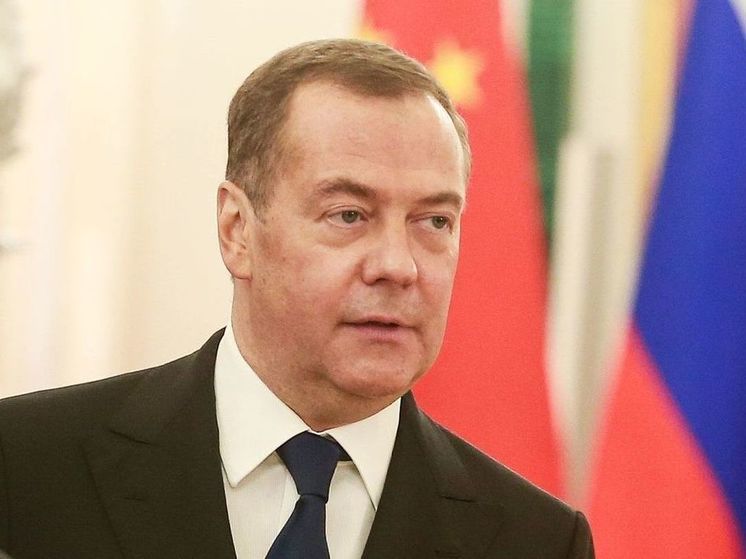 Медведев призвал не допустить массового оттока ученых из России