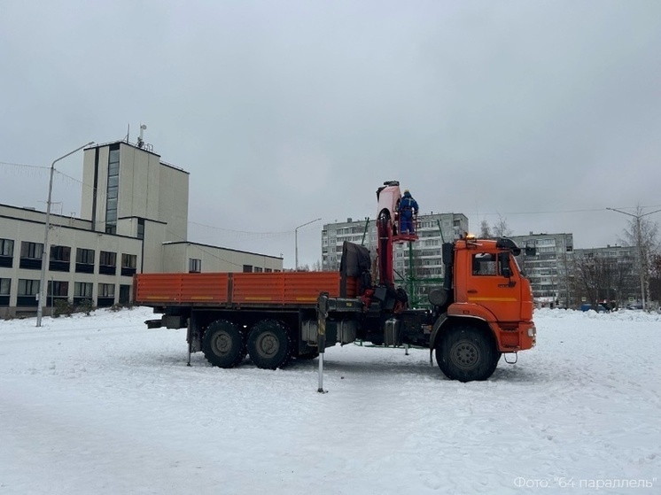Новогоднюю ёлку начали устанавливать на площади в Костомукше