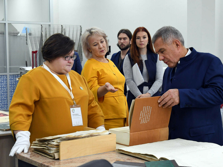 Рустам Минниханов побывал в Госархиве Татарстана