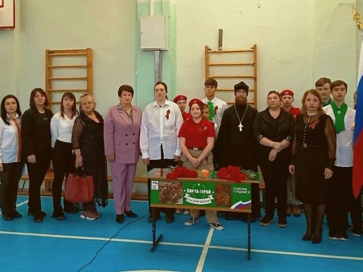 Две кировские школы почтили память бывших учеников, открыв парты героев