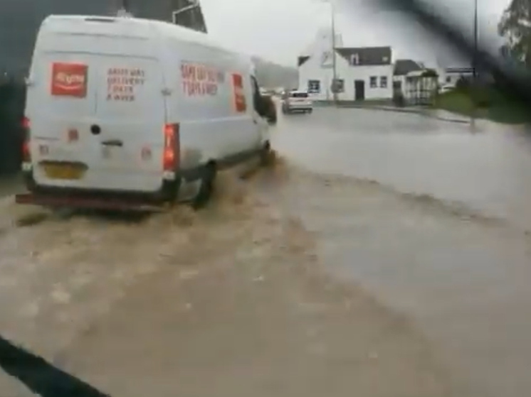 В Шотландии из-за наводнения было отменено железнодорожное сообщение