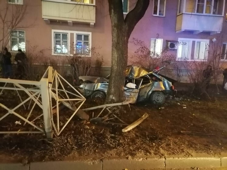 В Казани 31-летний водитель ВАЗа влетел в дерево и погиб
