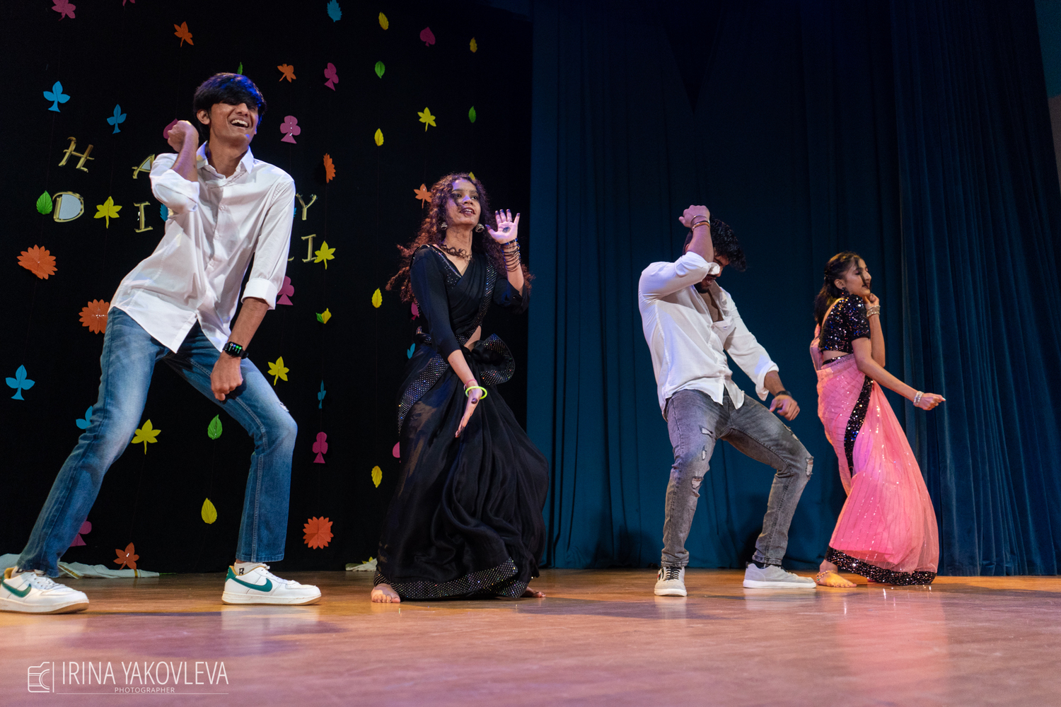 Зажигательные танцы устроили 300 студентов из Индии в университете Петрозаводска