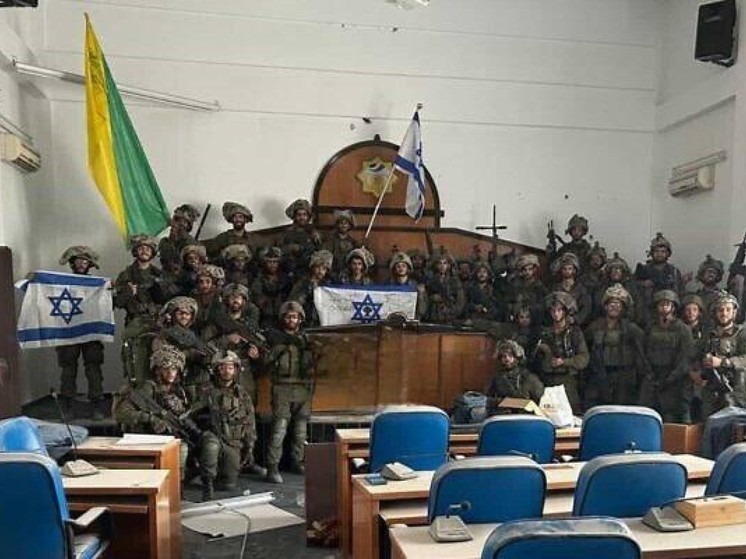 Военные Израиля сфотографировались на трибуне захваченного парламента Газы