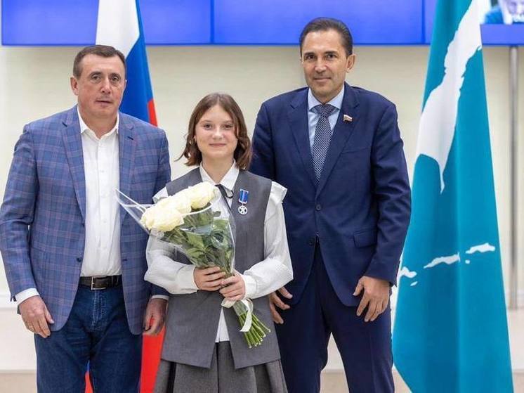 Ученица гимназии с Сахалина спасла инструктора аквапарка от падения с горки