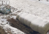 В столице Бурятии канализационный люк замаскировали старым диваном