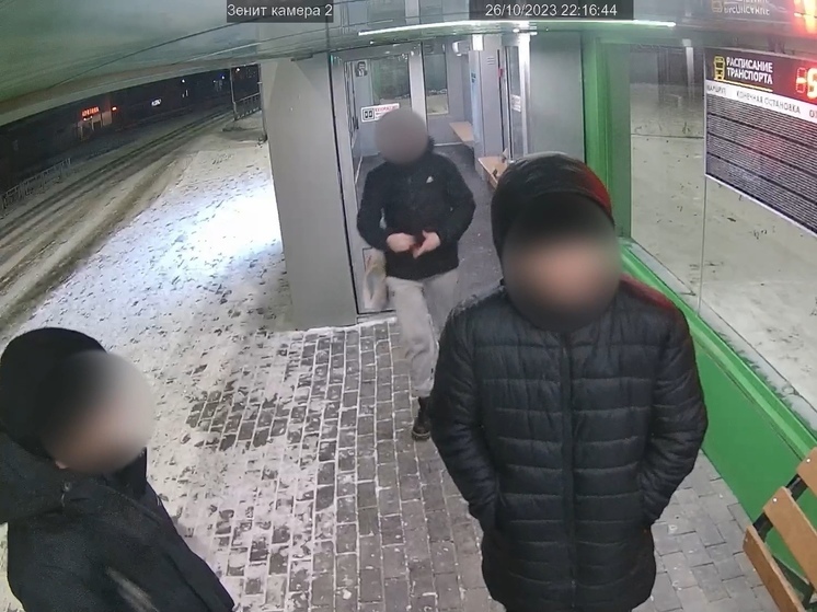 В Губкинском компания вандалов залепила жвачкой камеру на остановке