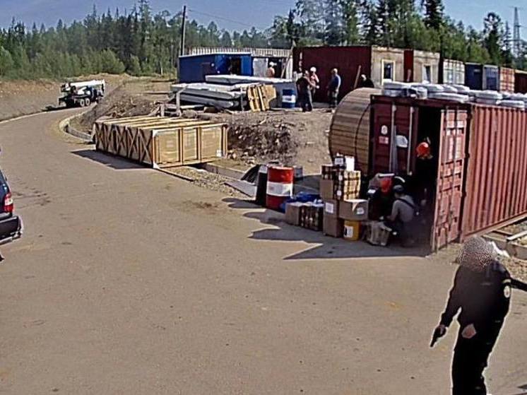 В Якутии охранник пытался застрелить напарника из служебного оружия