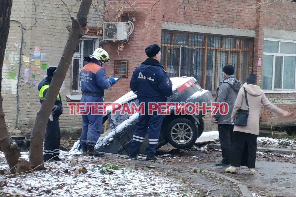 Иномарка провалилась в коммунальную раскопку в Томске - МК Томск