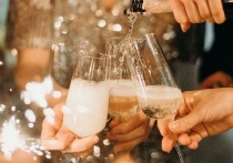 Производители и эксперты отрасли сообщили, что объемы производства игристых вин в России к предстоящим новогодним праздникам увеличатся примерно на 10% по сравнению с прошлым годом