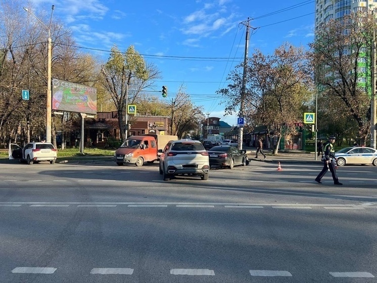 В Ростове на Нагибина произошло ДТП с двумя пострадавшими