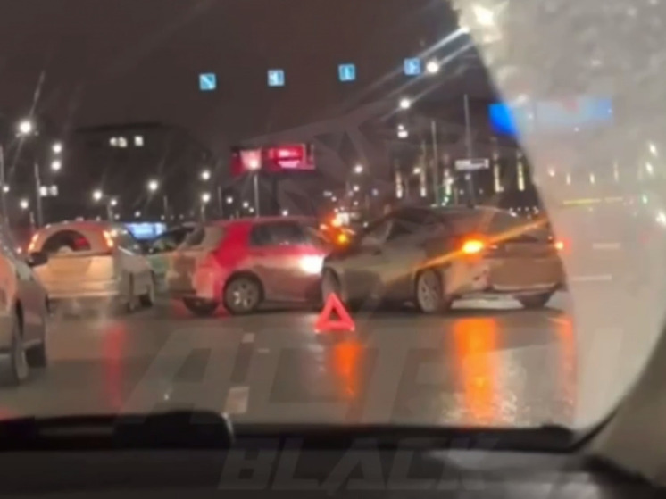 В Новосибирске Infiniti врезалась в автобус