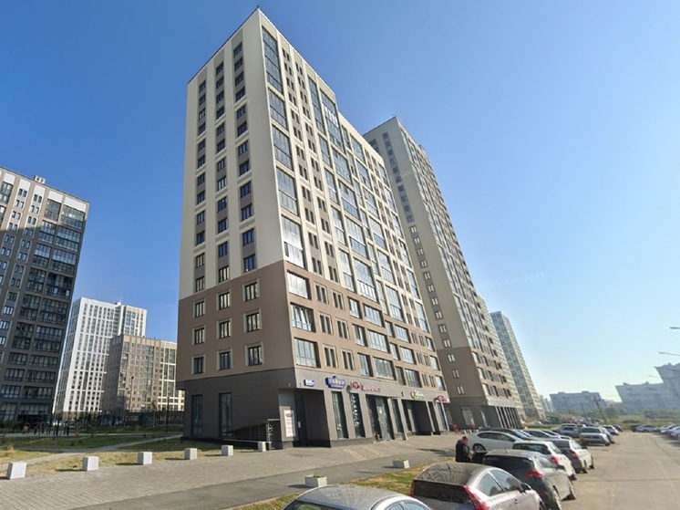 В Академическом парень голыми руками разбил стекло двери подъезда
