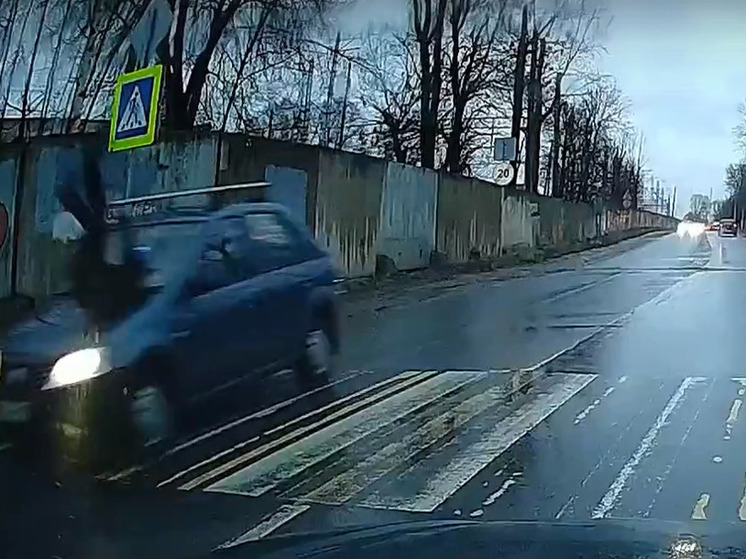 В сети опубликовали видео, где иномарка сбивает школьника в Твери