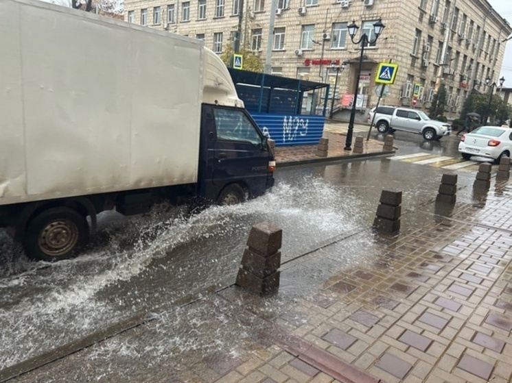 В Ростове из-за ливня затопило переулок Семашко