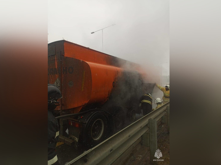 Пожарные потушили горящий бензовоз на трассе М-11 в Окуловском районе