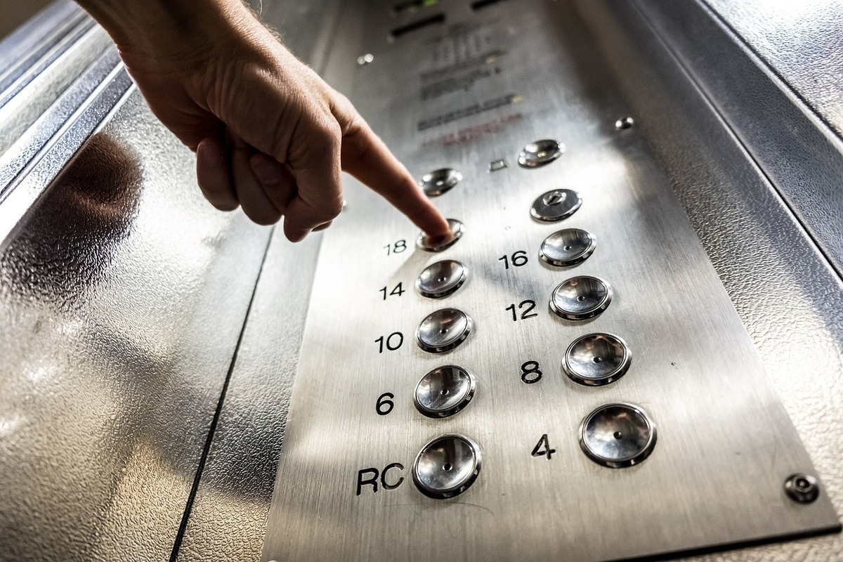 Белгородка пожаловалась на работу лифта по графику в тубдиспансере