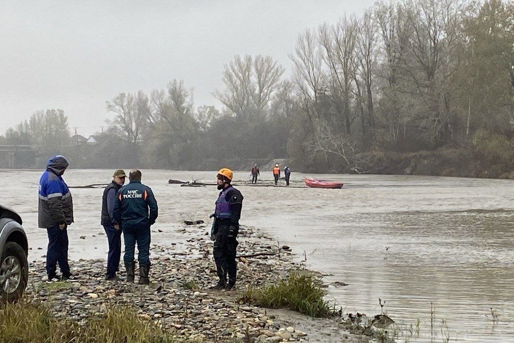 В Адыгее Следком организовал проверку по факту падения внедорожника в реку Белая