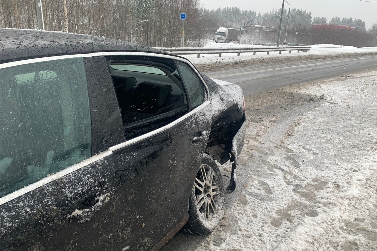 Мужчину увезли в больницу с места ДТП в Петрозаводске