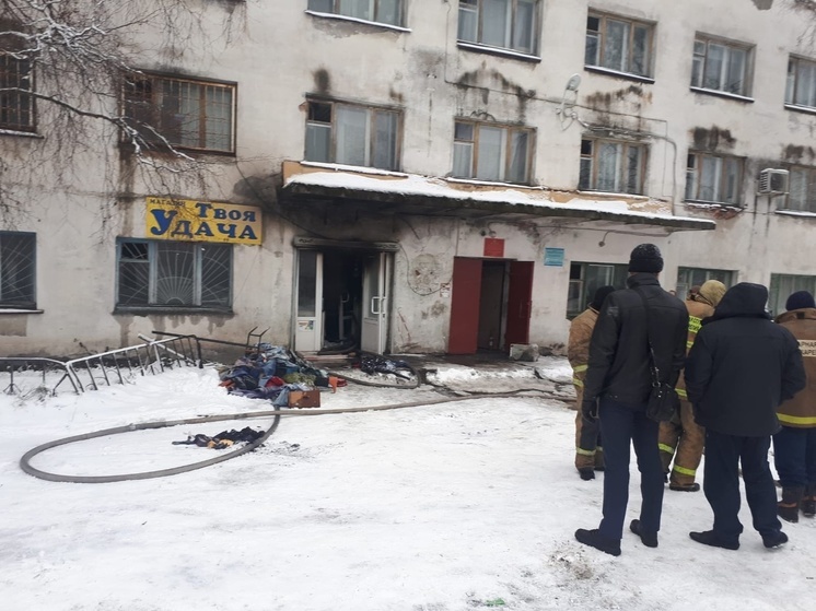 Три человека отравились угарным газом на пожаре в Беломорске