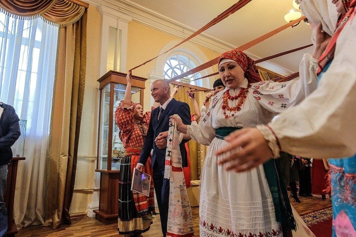 В Курской области молодоженам предлагают сыграть свадьбу в русских  традициях - МК Черноземье