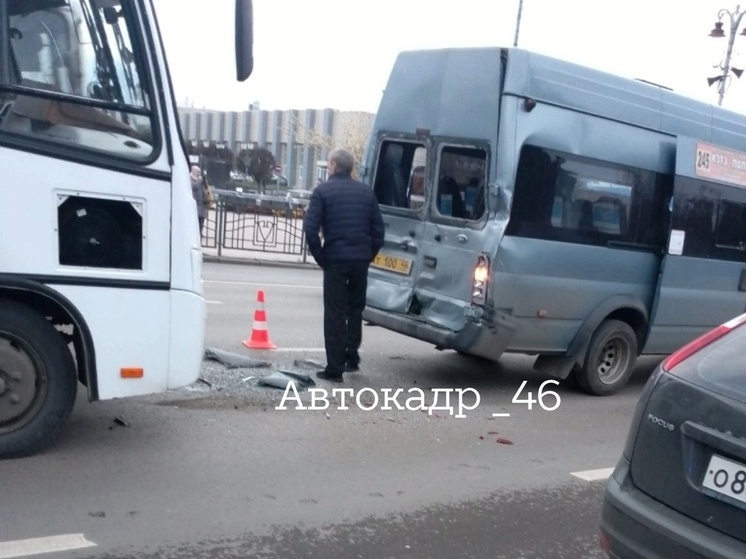 В массовом ДТП с двумя маршрутками в центре Курска пострадали восемь человек