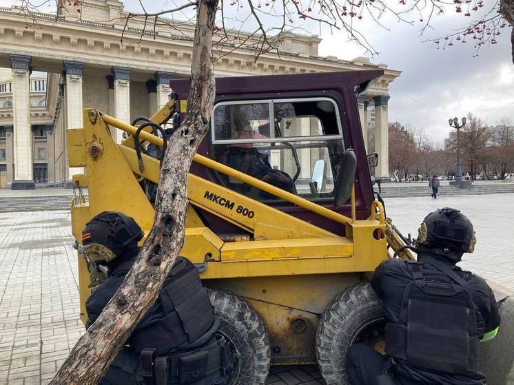 В Новосибирске заметили людей с автоматами на улице Щетинкина