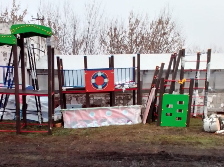 В Омской области подрядчик «забыл» про установку детской площадки