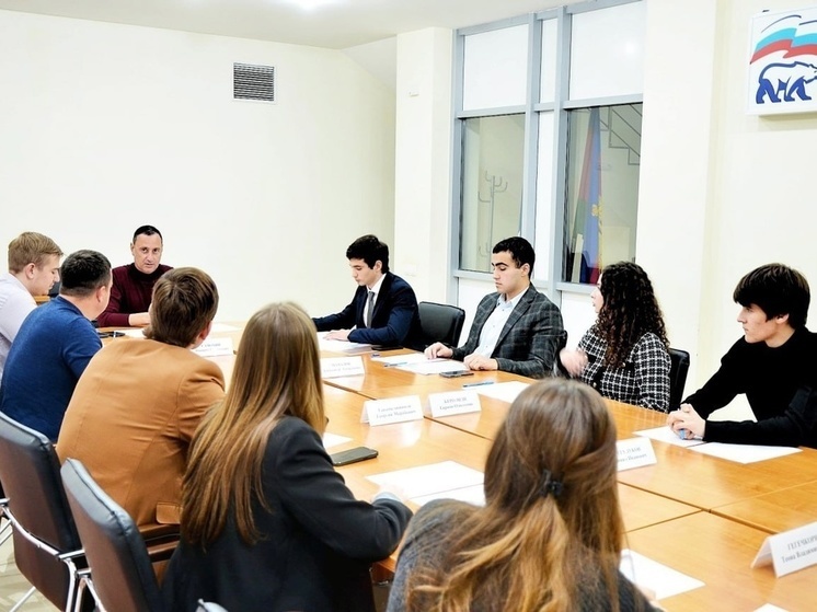 Депутат ЗСК Виктор Тепляков обсудил организацию молодёжных мероприятий в Сочи