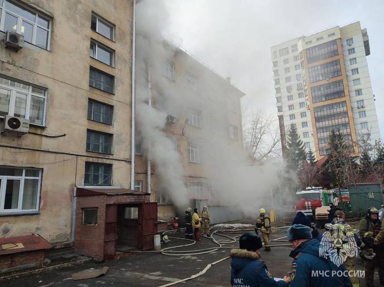 В Новосибирске загорелся подвал в здании Центального районного суда