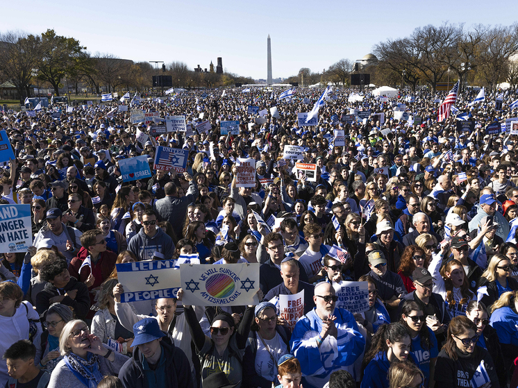Десятки тысяч человек прошли маршем в столице США