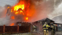 В Тюменской области сгорел дом: кадры с места пожара