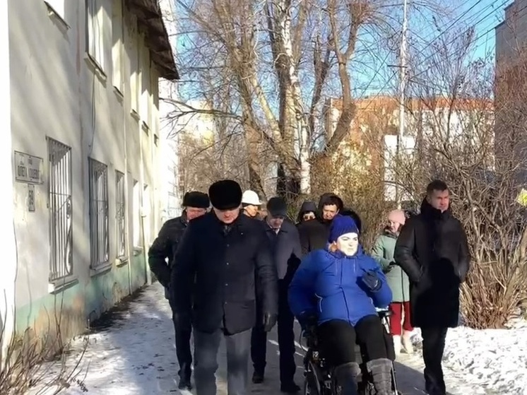 Инвалид из Томска помогла дорожникам отремонтировать улицу Кошевого