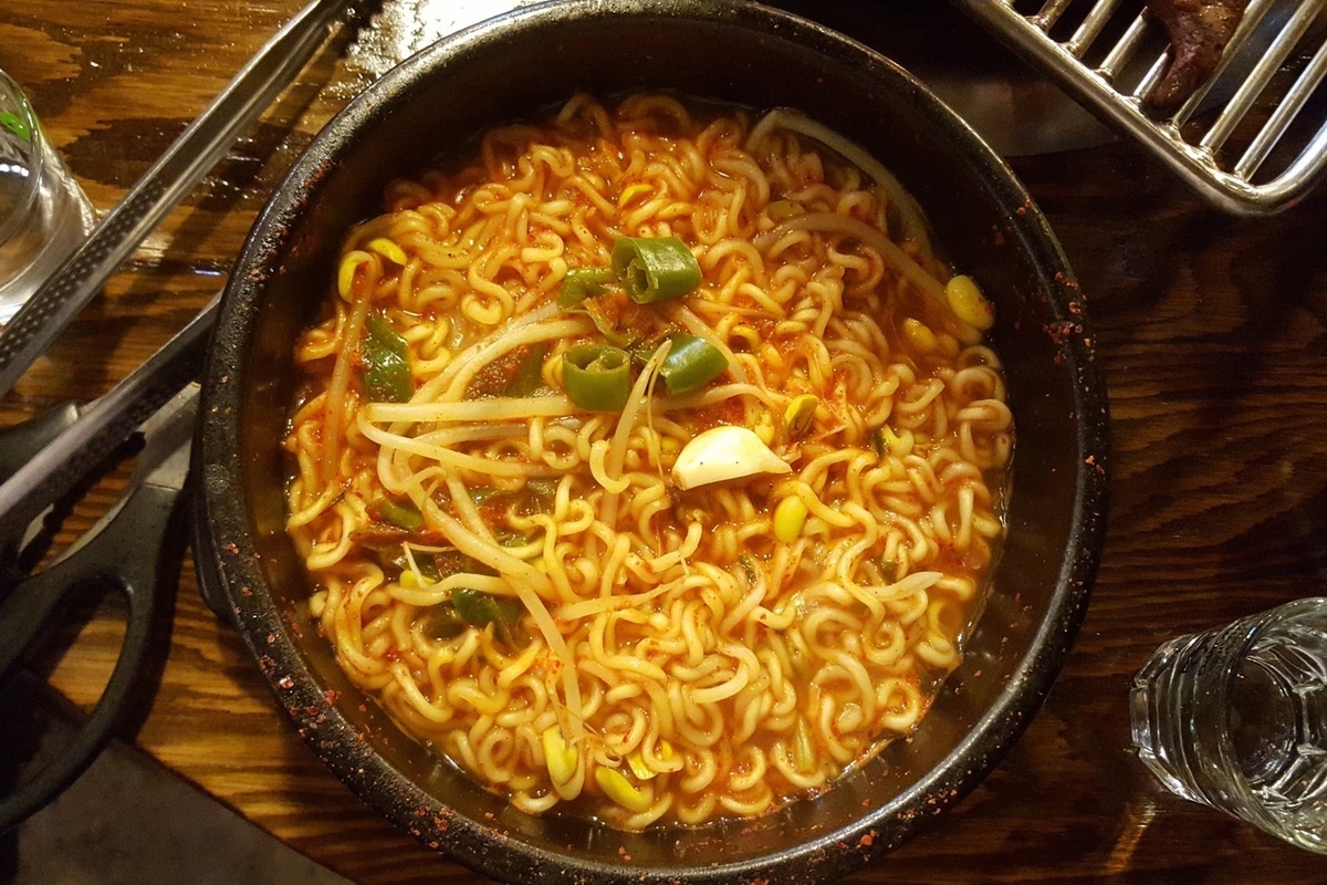 Варить лапшу быстрого приготовления. Корейская лапша рамен. ramen noodles быстрого приготовления. лапша быстрого приготовления долина солнца. лапша быстрого приготовления вермишель.