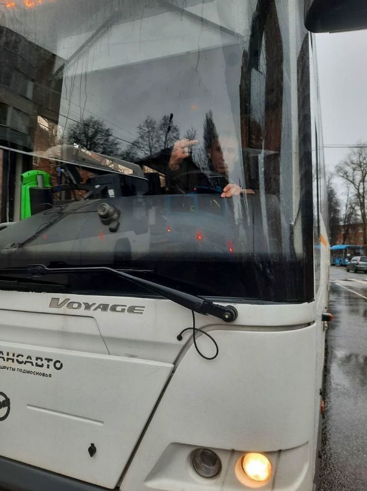 Водитель автобуса из Лобни сделал неприличный жест в адрес пассажирки