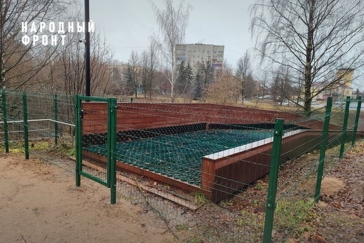 Катание под охраной: кто и зачем огородил горку у филармонии в Костроме забором